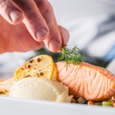 repas-traiteur-saumon-aneth-poisson-purée-legumes-carottes-violette-topinambour-panais-traiteur-paris-entre-mets