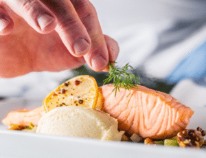 repas-traiteur-saumon-aneth-poisson-purée-legumes-carottes-violette-topinambour-panais-traiteur-paris-entre-mets