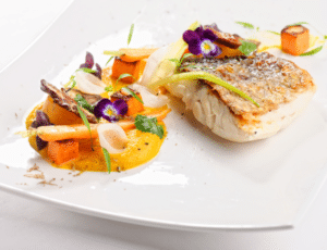 repas-traiteur-saumon-aneth-poisson-purée-legumes-carottes-violette-topinambour-panais-traiteur-paris-entre-mets